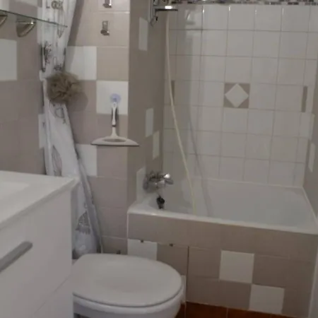 Studio Cabine Climatise Avec Cour Privee, 4 Couchages, Proche Plage - Du Roi - Fr-1-250-127 Apartman