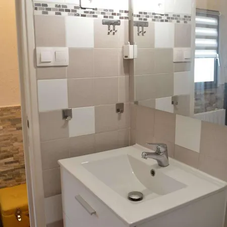 Apartman Studio Cabine Climatise Avec Cour Privee, 4 Couchages, Proche Plage - Du Roi - Fr-1-250-127 *