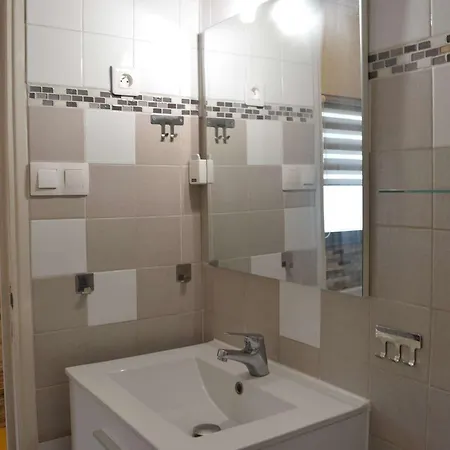 Studio Cabine Climatise Avec Cour Privee, 4 Couchages, Proche Plage - Du Roi - Fr-1-250-127 Apartman *