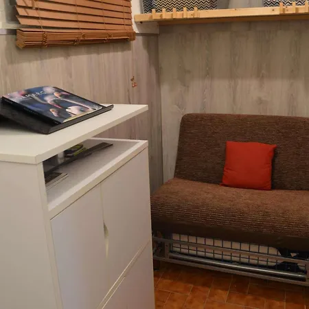 Studio Cabine Climatise Avec Cour Privee, 4 Couchages, Proche Plage - Du Roi - Fr-1-250-127 * Le Grau-du-Roi